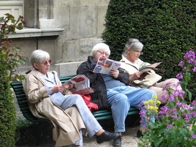 Women reading maps in Paris