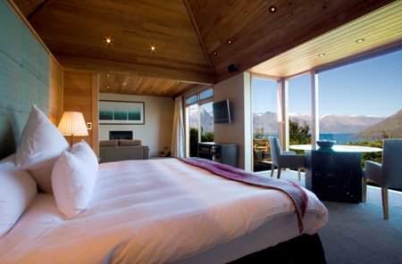 A hilltop retreat with a lake view - Azur Lodge