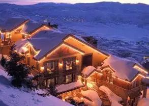A Casa Nova on the snowy mountainside.