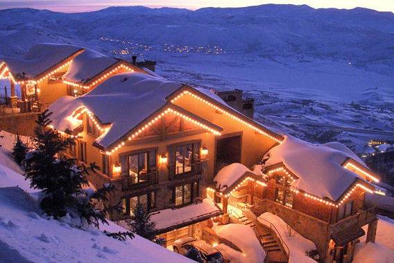 A Casa Nova on the snowy mountainside.