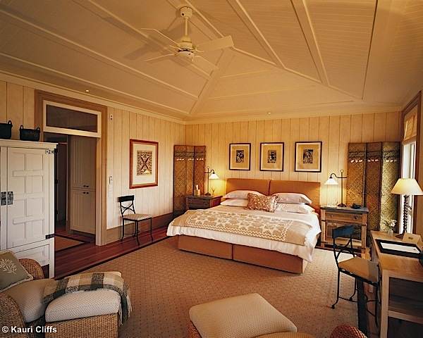 A bedroom with a ceiling fan.
