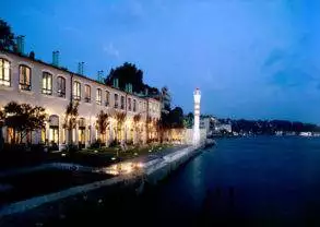 The hotel building, Sumahan on the Water, is located with pleasure and elegance.